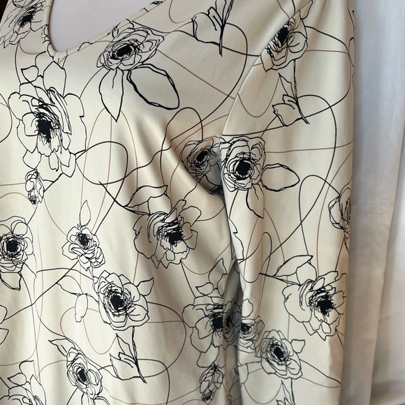 Apostrophe Stretch Floral Quarter Sleeve large top - Picture 3 of 7
